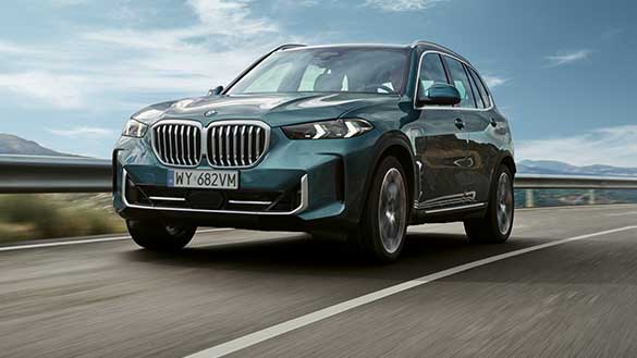 BMW X5 na trasie.