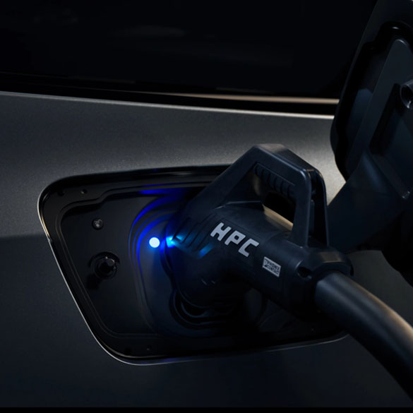 Wygodne ładowanie w miejscach publicznych, bez aplikacji czy karty do ładowania.